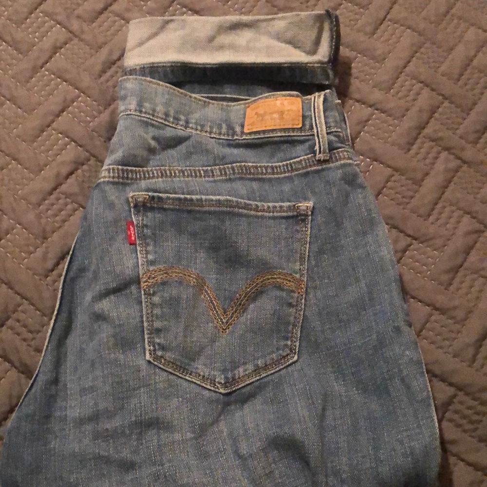Levi cropped jeans!